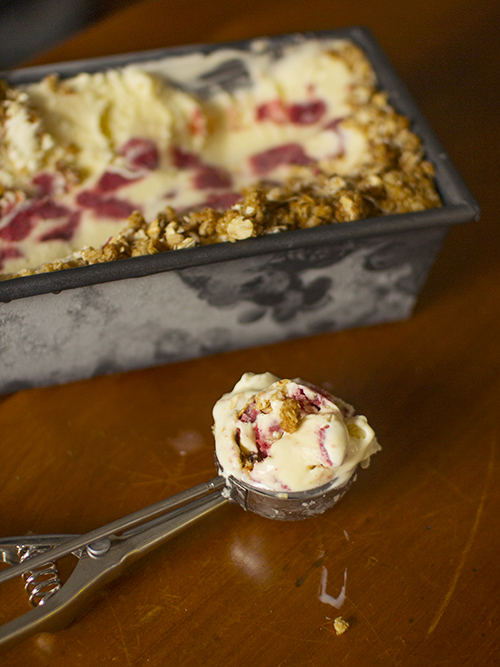 strawberry crumble ice cream