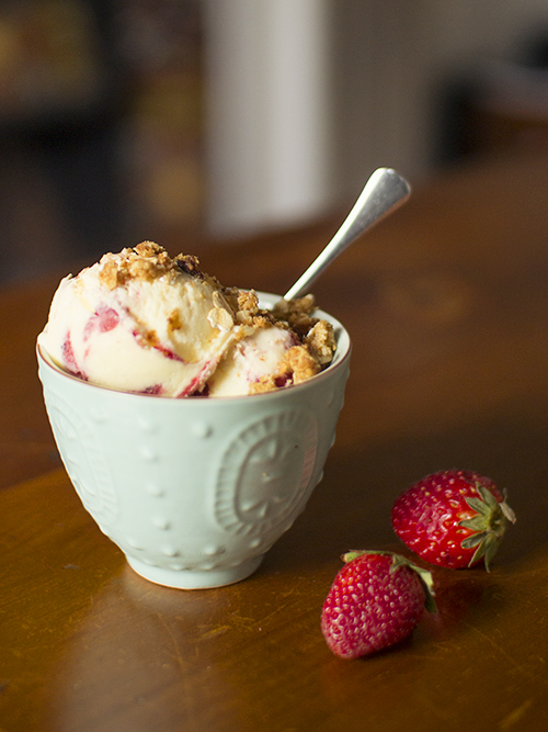 strawberry crumble ice cream